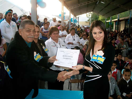 Karla, recibe reconocimiento en kinder